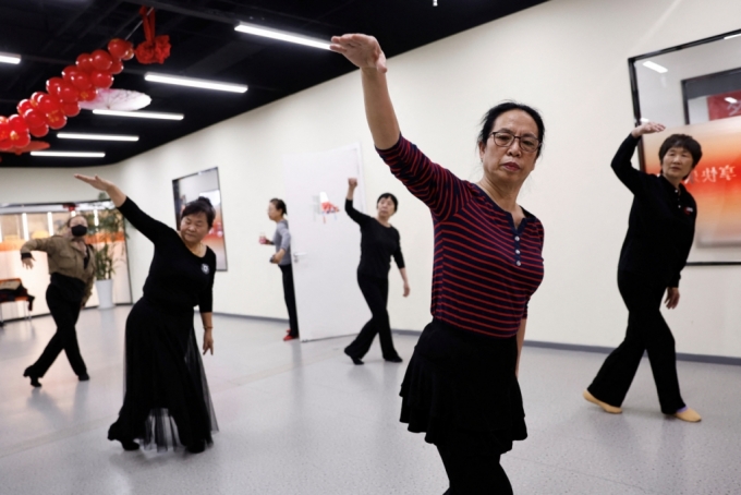 은퇴한 유치원 교사 마추화(67)씨가 지난 1월 15일 중국 베이징의 중년 및 노년층을 위한 학습 센터인 마마 선셋에서 다른 노인 여성들과 함께 춤 연습을 하고 있다. /로이터=뉴스1