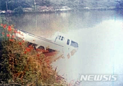 2003년 7월 9일 전남 진도군 의신면 명금저수지(현재 송정저수지)에서 발생한 교통사고 현장./사진=뉴시스(충남 서산경찰서 경감 제공)