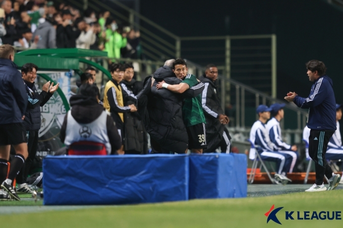 단 페트레스쿠(가운데) 감독이 김태환과 포옹하고 있다. /사진=한국프로축구연맹 제공