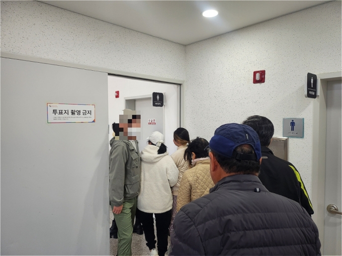 4·10 총선 사전투표 마지막날인 6일 유권자들이 투표를 하기 위해 서울 관악구 청룡동주민센터를 찾은 모습./사진=오문영 기자