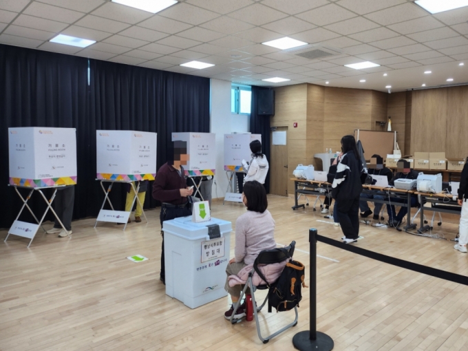 4·10 총선 사전투표 마지막날인 6일 서울 관악구 청룡동주민센터에 마련된 사전투표에서 유권자들이 투표하고 있다./사진=오문영 기자