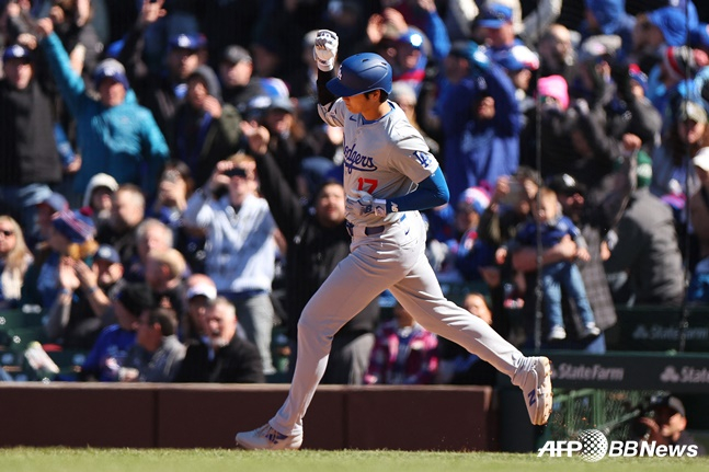 LA 다저스 오타니 쇼헤이가 미국 일리노이주 시카고 리글리필드에서 열린 시카고 컵스와 2024 메이저리그(MLB) 방문경기에서 5회초 홈런을 날린 뒤 주먹을 들고 세리머니를 하고 있다. /AFPBBNews=뉴스1