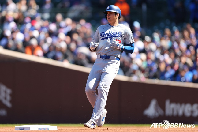 LA 다저스 오타니 쇼헤이가 미국 일리노이주 시카고 리글리필드에서 열린 시카고 컵스와 2024 메이저리그(MLB) 방문경기에서 1회초 2루타를 날리고 베이스에 안착하고 있다. /AFPBBNews=뉴스1