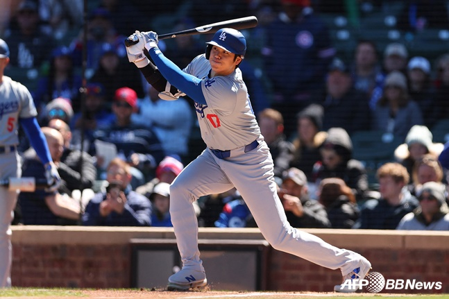 LA 다저스 오타니 쇼헤이가 미국 일리노이주 시카고 리글리필드에서 열린 시카고 컵스와 2024 메이저리그(MLB) 방문경기에서 1회초 타석에서 2루타를 날리고 있다. /AFPBBNews=뉴스1