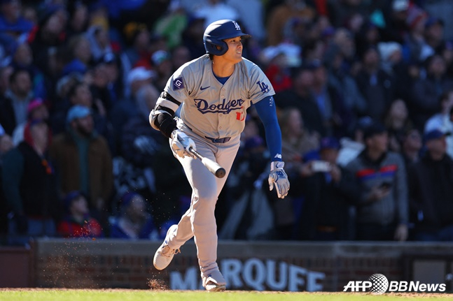 LA 다저스 오타니 쇼헤이가 미국 일리노이주 시카고 리글리필드에서 열린 시카고 컵스와 2024 메이저리그(MLB) 방문경기에서 5회초 홈런을 쏘아 올리고 있다. /AFPBBNews=뉴스1