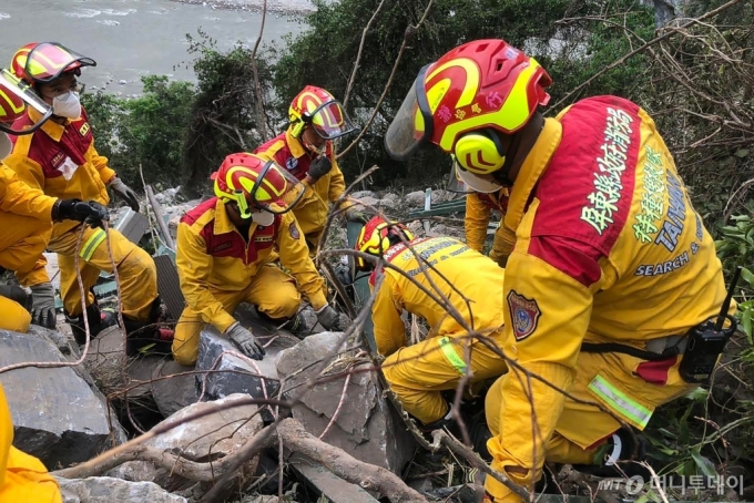 4일 (현지시간) 25년만에 최대 규모인 7.4의 강진이 강타한 대만 화롄의 산 중턱에서 구조대원이 희생자를 수색하고 있다. /AFPBBNews=뉴스1