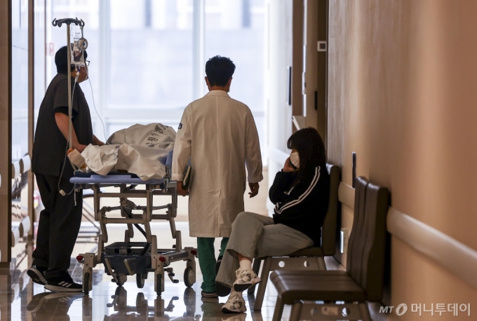 [의대정원 확대로 정부와 의사 간 갈등이 장기화 되고 있는 4일 서울시내 대학병원에서 의료진이 이동하고 있다. /사진=뉴시스