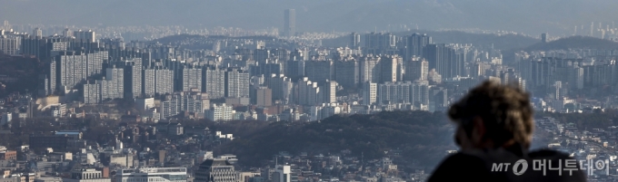 [서울=뉴시스] 정병혁 기자 = 2일 서울 중구 남산 전망대를 찾은 시민이 서울시내 아파트를 바라보고 있다.  서울 민간아파트 분양가는 전월대비 1.99% 올랐고, 전년 동월과 비교해서는 24.18%나 치솟았다. 올해 2월말 기준 서울 민간아파트 평균 분양가는 ㎡당 1145만7000원, 3.3㎡당 3780만8100원으로 집계됐다. 2024.04.02. jhope@newsis.com /사진=정병혁