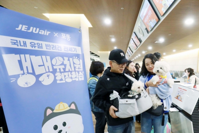 김포-제주 왕복 항공 상품 '포동 전세기' 고객들이 지난 5일 김포공항에서 제주 여행을 준비하고 있다./사진제공=LGU+