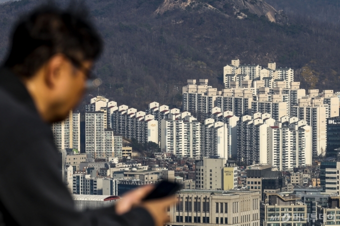 [서울=뉴시스] 정병혁 기자 = 2일 서울 중구 남산 전망대를 찾은 시민이 서울시내 아파트를 바라보고 있다.  서울 민간아파트 분양가는 전월대비 1.99% 올랐고, 전년 동월과 비교해서는 24.18%나 치솟았다. 올해 2월말 기준 서울 민간아파트 평균 분양가는 ㎡당 1145만7000원, 3.3㎡당 3780만8100원으로 집계됐다. 2024.04.02. jhope@newsis.com /사진=정병혁