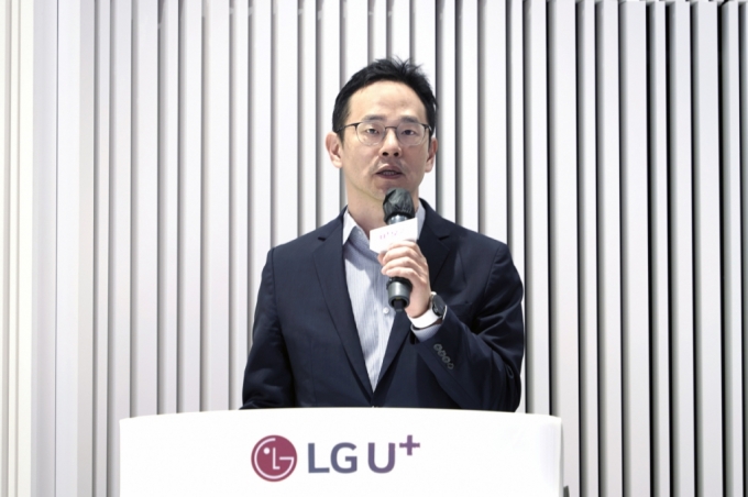 성준현 LG유플러스 AI·데이터프로덕트 담당(상무)가 8일 기자간담회에서 '챗 에이전트' 서비스를 설명하고 있다. /사진=LG유플러스 