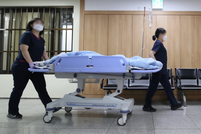 8일 대구의 한 대학병원에서 간호사가 환자를 태운 침상을 옮기고 있다. /사진= 뉴스1 