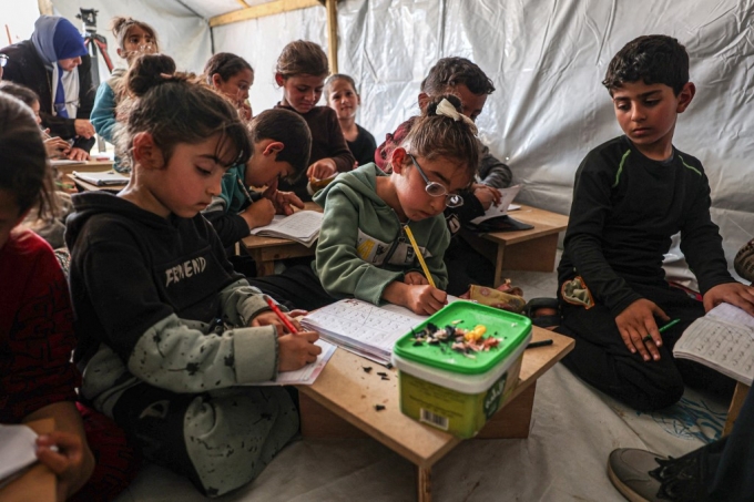 지난달 27일(현지시간) 가자지구 남부 라파에 있는 팔레스타인 난민 캠프의 임시 교실에서 아이들이 수업을 받고 있다./AFPBBNews=뉴스1