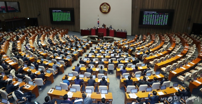 30일 오후 서울 여의도 국회에서 열린 본회의에서 주택임대차보호법 일부개정법률안(대안)이 가결되고 있다.