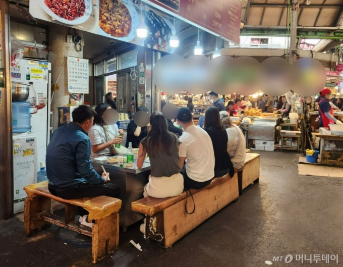 외국인 관광객 중 다수는 틱톡 등 SNS(소셜미디어)나 넷플릭스에 나오는 한국 영상을 보고 광장시장을 찾았다고 했다. 외국인 관광객들이 한 가게에 앉아 음식을 시켜먹고 있다./사진=최지은 기자