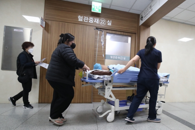 8일 대구의 한 대학병원에서 간호사가 환자를 태운 침상을 옮기고 있다./사진= 뉴스1 