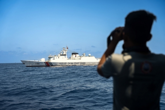 필리핀 해안경비대가 남중국해에서 중국 해안경비대 선박을 감시하고 있다. /사진=블룸버그