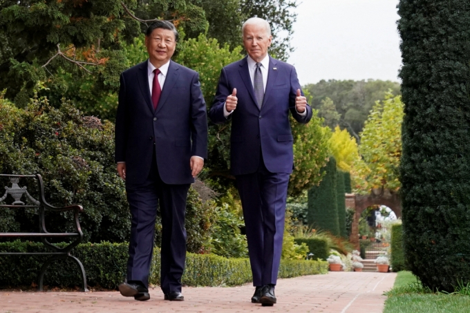 조 바이든 미국 대통령과 시진핑 중국 국가주석이 지난해 11월 15일(현지시간) 캘리포니아주 샌프란시스코 우드사이드 인근의 파이롤리 에스테이트에서 APEC 정상회의 중 1년 만에 회담을 마친 뒤 산책을 하고 있다. 바이든 대통령은 이달 2일 시진핑 주석과 전화 통화에서 남중국해 영유권과 관련 중국의 행보에 대해 깊은 우려를 표명한 바 있다. /로이터=뉴스1