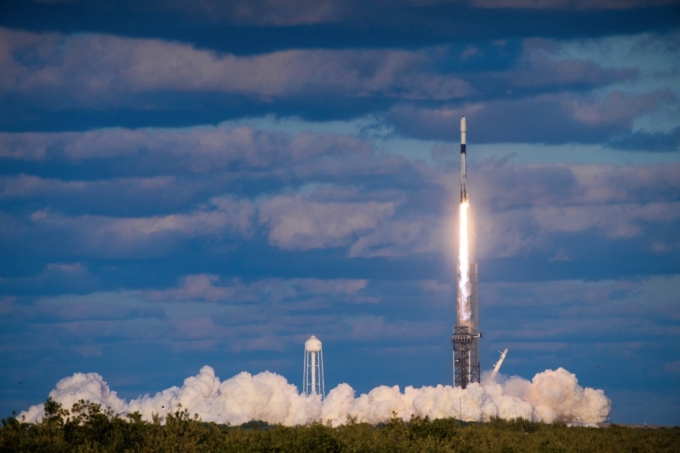 우리 군의 정찰위성 2호가 지난 8일 오전 8시17분(현지시간 7일 오후 7시17분) 미국 플로리다주 케네디 우주센터에서 미국 스페이스X의 팰컨9 로켓을 통해 성공적으로 발사되고 있는 모습. / 사진=국방부