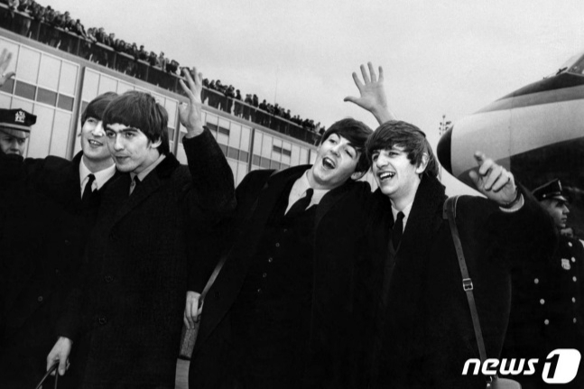 1964년 2월 영국의 전설적 밴드 '비틀스'(비틀즈)가 미국 뉴욕의 존 F. 케네디 국제공항에 도착해 인사하는 모습. /AFPBBNews=뉴스1 