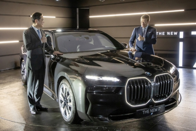 이재용 삼성전자 회장은 2022년 12월 인천 영종도에 위치한 BMW 드라이빙 센터에서 올리버 집세(Oliver Zipse) BMW 회장 등 경영진과 만나 삼성SDI의 최첨단 'P5' 배터리셀이 적용된 BMW의 최신 전기차 '뉴 i7' 등을 살펴봤다/사진제공=삼성전자