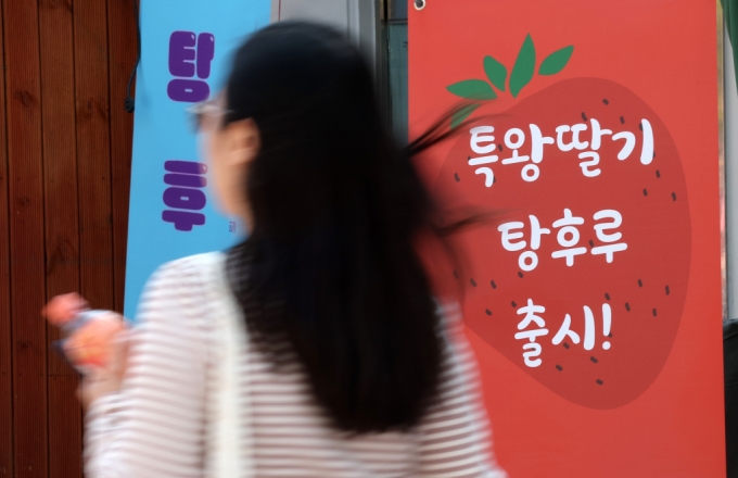 9일 오전 지난달 폐업한 서울시내 한 대학가 탕후루 가게 앞으로 시민이 지나가고 있다. /사진=뉴시스