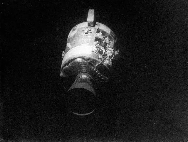 산소 탱크의 폭발로 인해 손상된 아폴로 13호의 사령선 모습./사진=미국 항공 우주국(NASA), 아폴로 13호 우주비행사