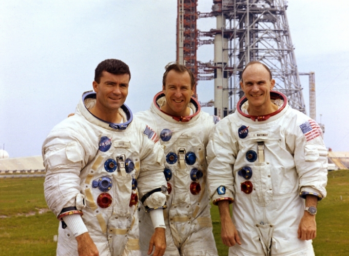 당초 아폴로 13호에 탑승하기로 돼 있던 프레드 헤이즈(왼쪽), 짐 로블(가운데)와 발사 직전 임무 취소된 토마스 매팅리(오른쪽)의 모습./AFPBBNews=뉴스1