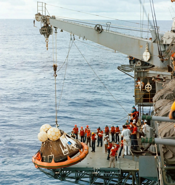 아폴로 13호의 우주비행사 짐 로블, 존 스와이거트, 프레드 헤이즈가 탑승한 사령선을 인양하는 모습. 우주비행사 3명이 탑승한 사령선은 1970년 4월 17일 오후 12시 7분 44초(미국 중부 표준시)에 태평양에 착수했다./사진=미국 항공 우주국(NASA)