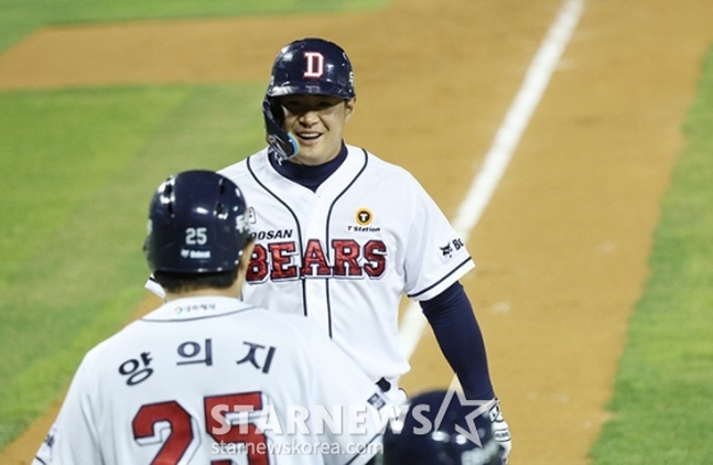 두산 김재환(오른쪽)이 9일 한화전 8회말 역전 스리너 홈런을 치고 양의지를 바라보며 미소짓고 있다. /사진=김진경 대기자