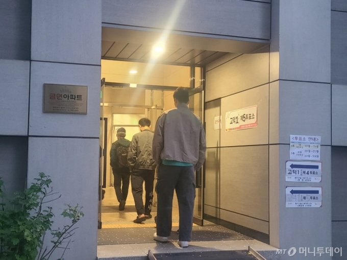 제22대 국회의원 선거 본투표가 진행되는 10일 오전 5시 50분쯤 서울 강동구 고덕동의 한 투표소 앞에 투표를 기다리는 시민들이 줄지어 서있다./사진=천현정 기자