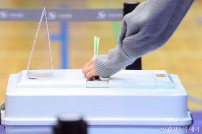 제22대 국회의원 선거 당일인 10일 오전 광주 서구 상무고등학교에 마련된 투표소에서 유권자들이 투표용지를 투표함에 넣고 있다. 기사 내용과 직접적인 관련 없는 사진. /사진=뉴스1 