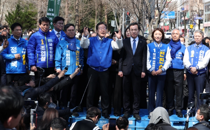 이재명 더불어민주당 대표가 21일 광주 전남대학교 후문에서 지지를 호소하고 있는 모습/사진제공=뉴스1