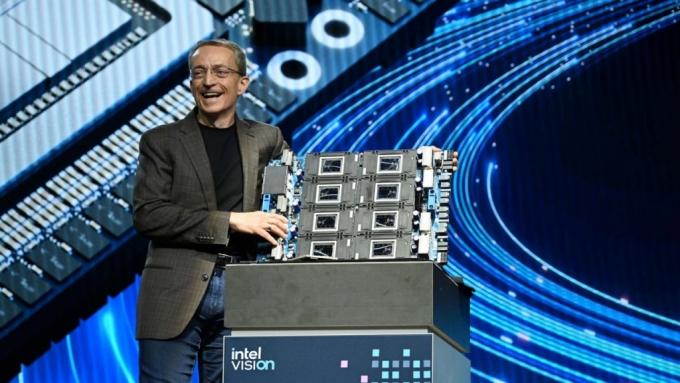 인텔 비전 2024에서 팻 겔싱어 인텔 CEO가 인텔 가우디 3 가속기를 소개하고 있다. / 사진제공=인텔