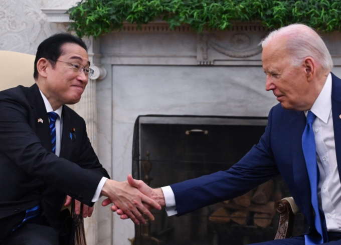 조 바이든 미국 대통령이 10일(현지시각) 워싱턴 백악관에서 국민 방문한 기시다 후미오 일본 총리와 회담 중 악수를 하고 있다.  2024. 4. 11  /AFPBBNews=뉴스1