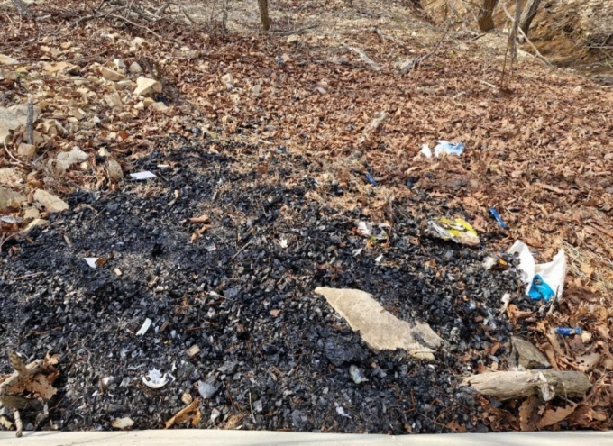 쓰레기를 버리고 산나물을 서리해가는 외지인 때문에 불편하다는 한 시골 주민의 사연이 공개돼 누리꾼들 사이에서 공분이 일고 있다./사진=온라인 커뮤니티 캡쳐