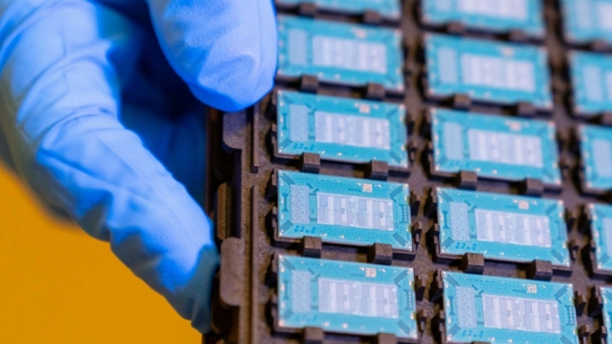 인텔이 2023년 9월 공개한 유리기판 테스트 칩. /사진제공=인텔.