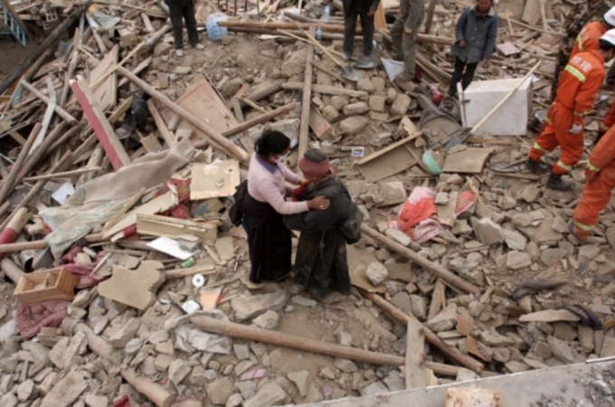지난 2010년 4월15일 전날 발생한 위수 대지진으로 인해 페허가 된 마을에서 티베트인 두 명이 서로를 붙잡고 있다./사진=NBC