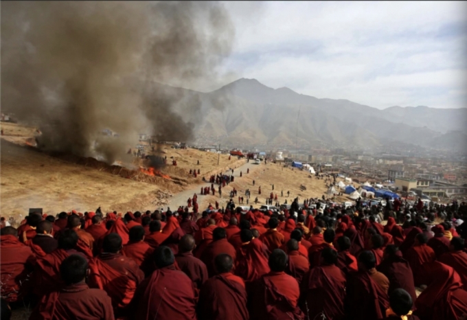 지난 2010년 4월17일 위수 대지진 발생 이후 3일 뒤, 지진 희생자들을 위해 대규모 화장이 진행되는 가운데 티베트 승려들이 이를 바라보며 기도를 하고 있다./사진=NBC