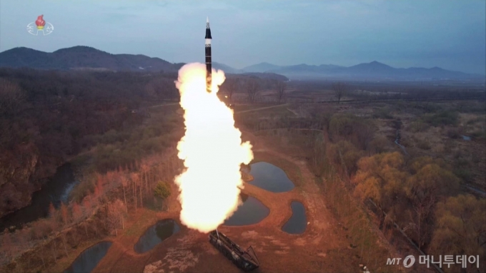 북한 조선중앙TV가 3일 새로 개발한 극초음속 활공비행 전투부를 장착한 새형의 중장거리 고체탄도미사일 '화성포-16' 형의 시험발사 장면을 보도하고 있다./사진=뉴시스(조선중앙TV 캡처)