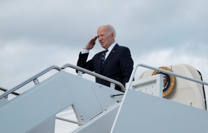 조 바이든 미국 대통령이 12일(현지시간) 대통령 전용기 에어포스원에 탑승 중인 모습./로이터=뉴스1