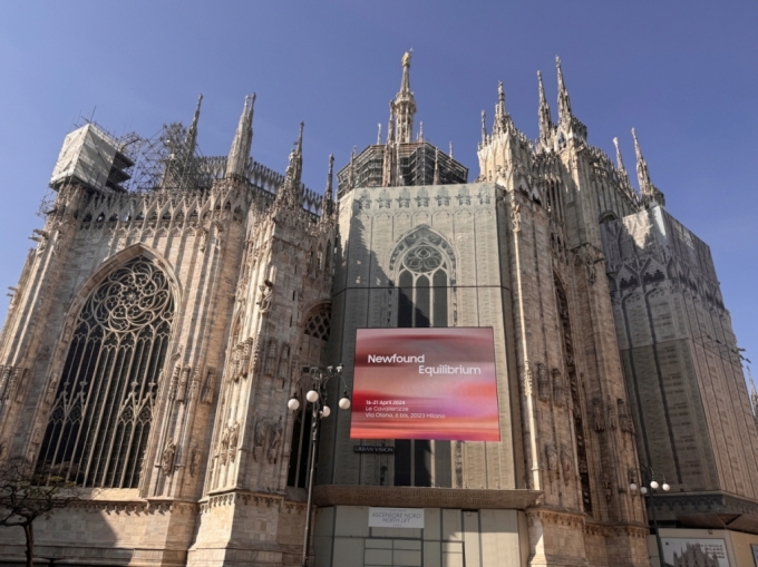  밀라노 두오모 성당 옥외광고 전광판을 장식한 삼성 디자인 전시 '공존의 미래'/사진제공=삼성전자