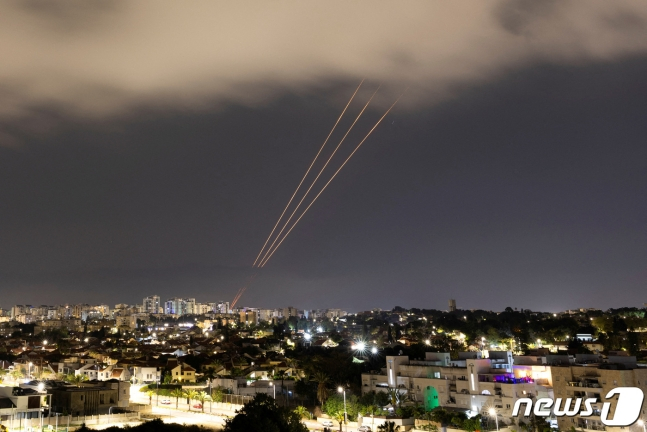 14일(현지시간) 새벽 이스라엘 남부 도시 아슈켈론에서 이란 미사일과 드론에 대항하기 위해 가동중인 이스라엘의 아이언돔. /사진=뉴스1
