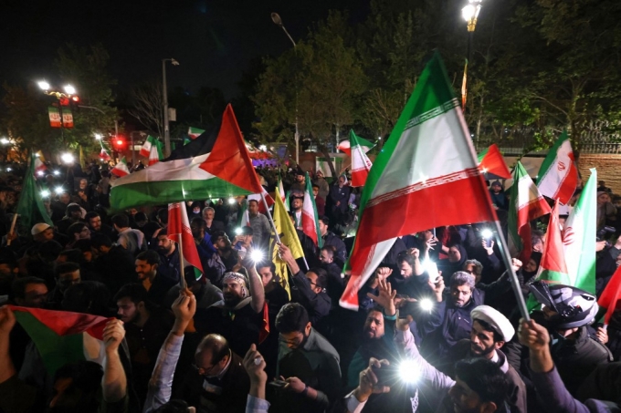 14일(현지시간) 이란 수도 테헤란에서 반이스라엘 시위대가 팔레스타인과 이란 국기를 들고 모여 이란의 이스라엘 공습을 지지하는 집회를 열었다./AFPBBNews=뉴스1
