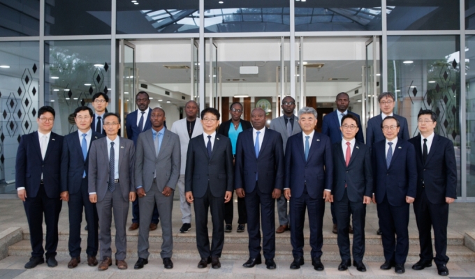 박상우 국토교통부 장관(앞줄 왼쪽에서 다섯번째)이 한-아프리카 정상회의 초청을 위한 대통령 특사 자격으로 지난 11~12일 아프리카 르완다를 방문했다.