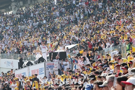 LG-한화의 개막전이 열린 3월 23일 잠실구장에서 관중들이 열띤 응원을 펼치고 있다,  /사진=김진경 기자 