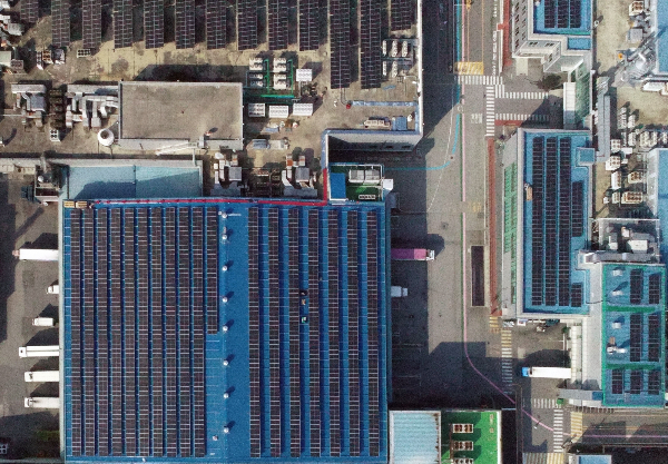  CJ제일제당 진천공장 지붕에 설치한 태양광 발전소 모습 /사진제공=HD현대에너지솔루션