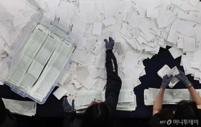 제22대 국회의원 총선거 투표가 종료된 10일 오후 서울 용산구 신광여고에 마련된 개표소에서 개표사무원들이 투표지를 분류 작업하는 모습./사진=뉴스1 