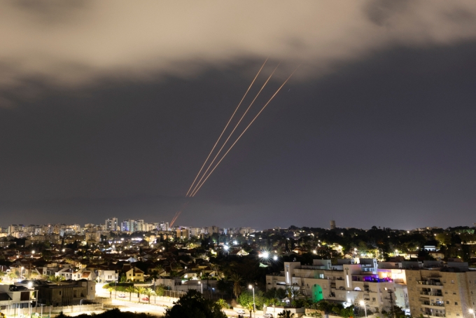 지난 14일 이스라엘 아슈켈론에서 방공망 아이언돔이 이란의 드론과 미사일을 향해 발사되는 모습. /로이터=뉴스1.