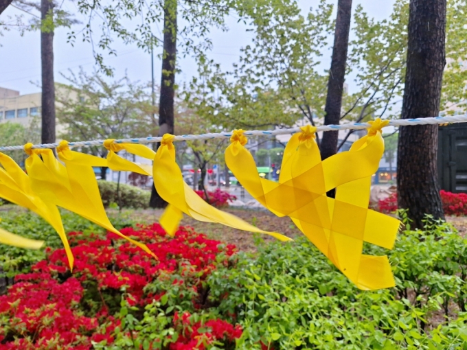 15일 오전 10시쯤 서울 은평구 녹번동의 은평 평화공원. 세월호를 기억하는 은평사람들의 모임은 세월호 참사 10주기를 맞아 노란 리본과 현수막을 설치했다. /사진=김지은 기자